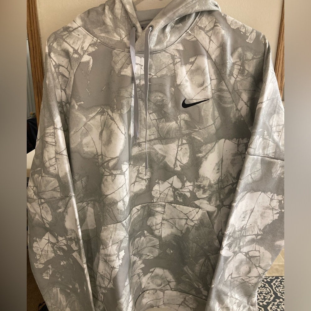 Nike men’s Therma-Fit hoodie grey/white size Large 
Hot pattern.  Like new!